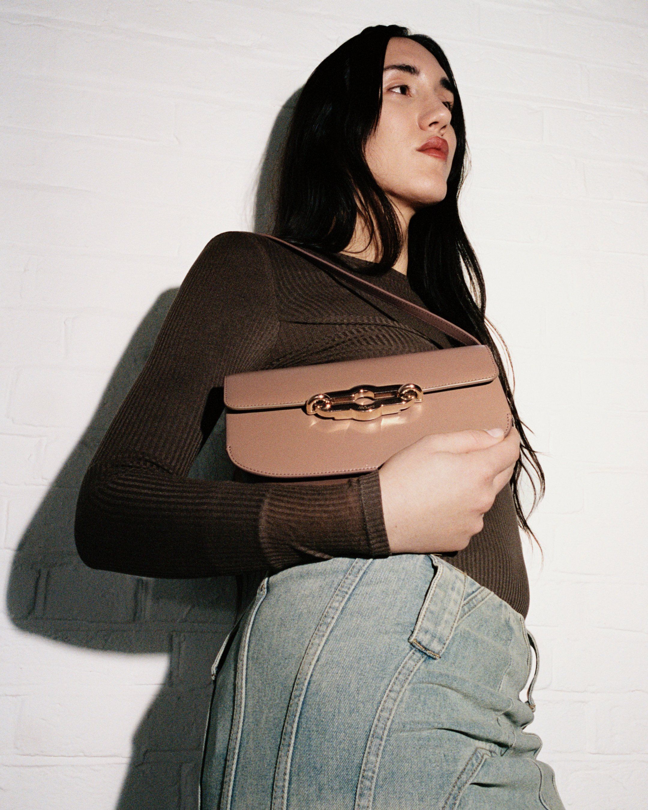 Model holding the E/W Pimlico bag from Mulberry in beige leather